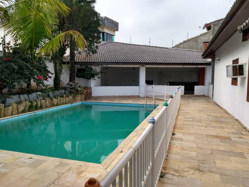 Excelente casa c. piscina prox. a praia
